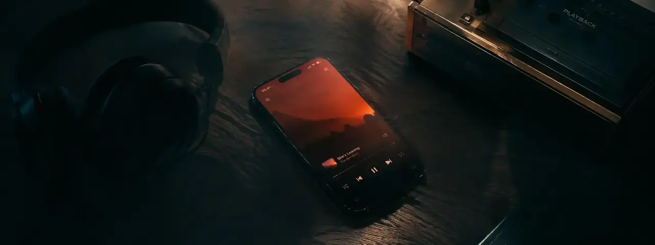 红果短剧App手机与耳机桌面场景